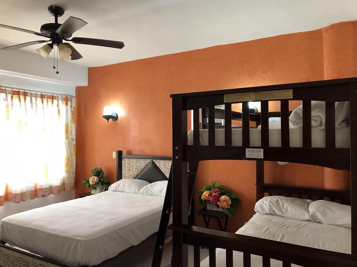 بلايا ديل كارمن Hostel La Isla Playa 0*, بلايا ديل كارمن المكسيك